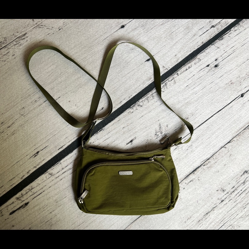 Baggallini small olive shoulder bag.  Great condition- used once.